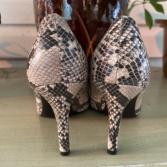 G by Guess Size 10 Snakeskin Look Heels - Picture 5 of 6